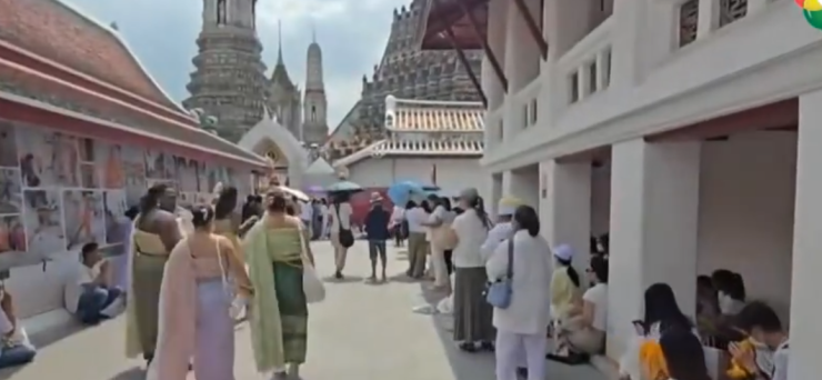พุทธศาสนิกชนไม่หมดศรัทธา แห่ทำบุญล้นวัดจนเป็นลม