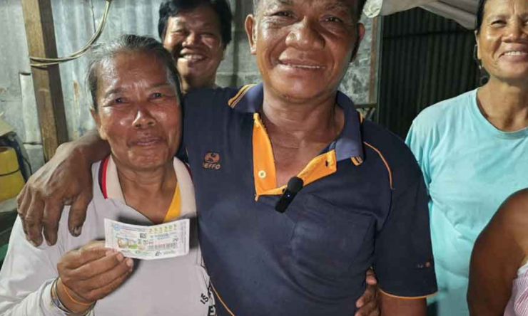 ชาวนาสองผัวเมีย นั่งคุกเข่าร้องไห้กลางทุ่ง ถูกหวย 6 ล้าน รางวัลที่1 สุดแปลกชื่อนามสกุลเหมือนกัน